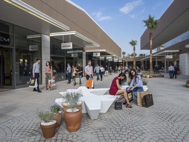 SUCCESSOS: Dues detingudes per un robatori en una botiga al Viladecans The Style Outlets
