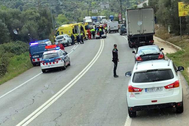 Un mort en un xoc frontal entre un turisme i un camió a Esparreguera
