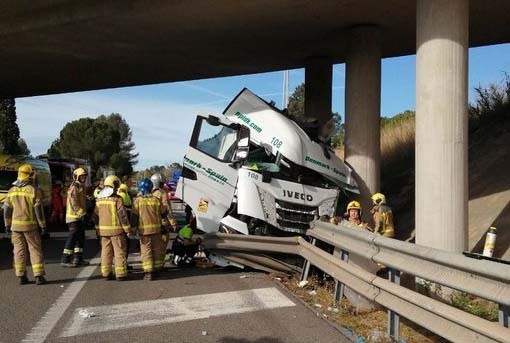 Espectacular accident d’un camió a la carretera l’N-II, a Martorell