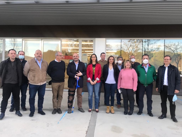 Foto de família durant la visita d'Alejandro Fernández a Sant Feliu de Llobregat