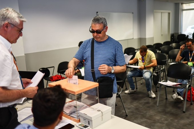Imatge durant les votacions a la delegació del Baix Llobregat