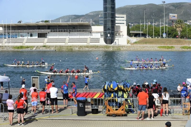 Castelldefels va “Remar contra el càncer” en un acte solidari