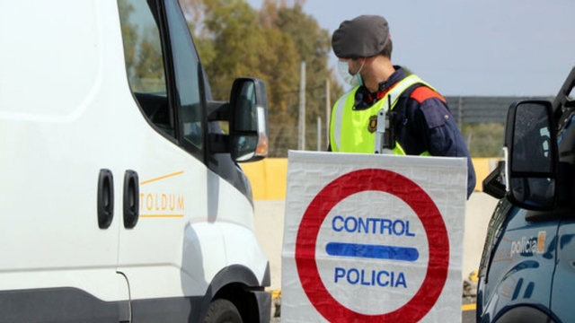 SUCCESSOS: Una furgoneta amb diversos ocupants fuig d’un control policial i fereix una mossa a Sant Boi
