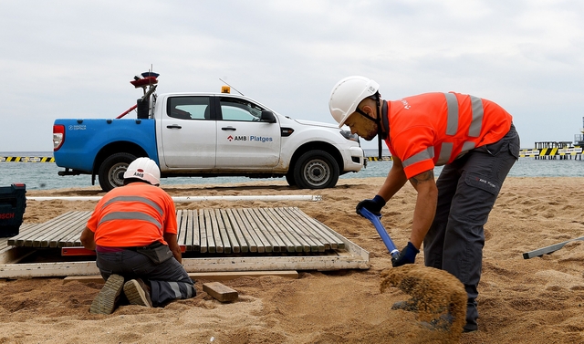 L’AMB intensifica les actuacions de muntatge i instal·lació de mobiliari i equipaments al llarg dels 30 km de platges del litoral metropolità