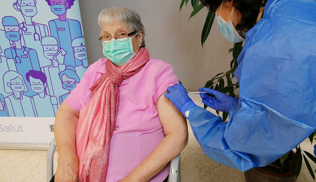 Es posarà la quarta vacuna Covid-19 als majors de 80 anys