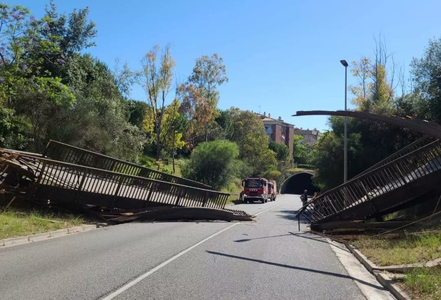 SUCCESSOS: Un camió 'escombra' un pont de fusta a Sant Feliu de Llobregat