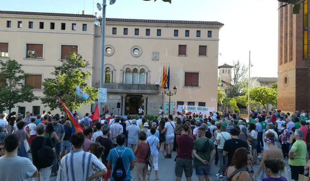 Imatge de la manifestació al davant de l'Ajuntament de Cornellà de Llobregat