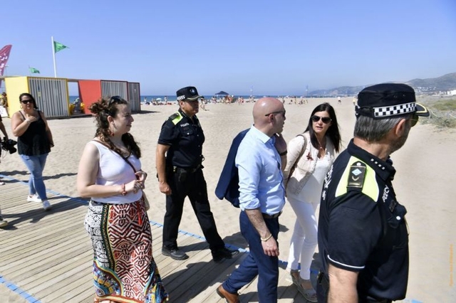 MEDI AMBIENT: El subdelegat del Govern espanyol a Catalunya visita Castelldefels per conèixer la regressió del litoral