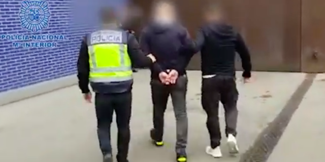 Detingut a l’Aeroport del Prat un fugitiu que traficava amb drogues