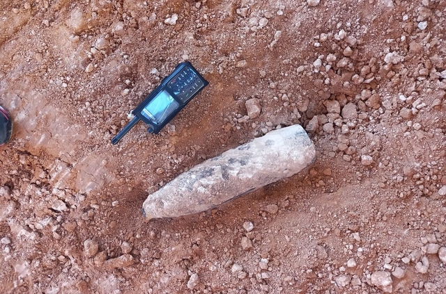 Troben un projectil carregat de la Guerra Civil en unes obres a Esplugues