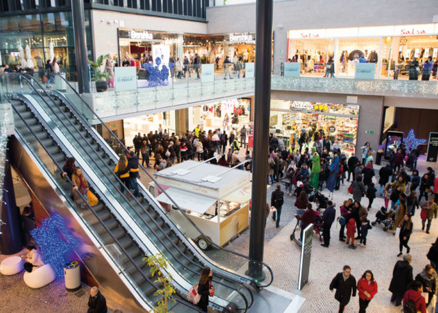  SUCCESSOS: Detingudes dues persones per furt al Centre Comercial Finestrelles