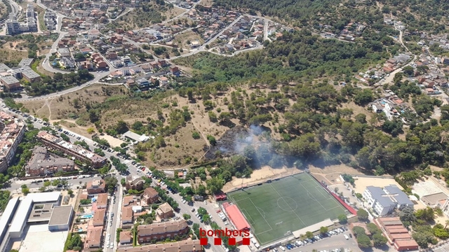  SUCCESSOS: Un incendi a Sant Boi crema 2.500 metres quadrats de matoll al barri de Marianao