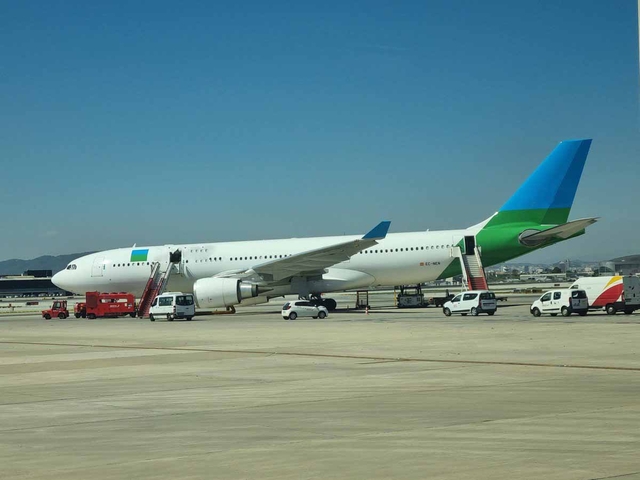 SUCCESSOS: Desallotgen un avió de passatges a l’Aeroport del Prat per fum en un motor