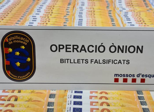 Obligaven dos menors a comprar amb bitllets falsos