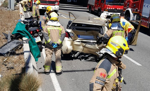 SUCCESSOS: Espectacular accident de trànsit a Castelldefels amb dues persones ferides