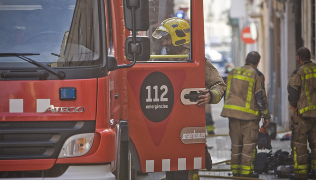 Vuit veïns d'un edifici del Prat de Llobregat han estat evacuats i la resta, confinats per risc de fugida química a l'immoble