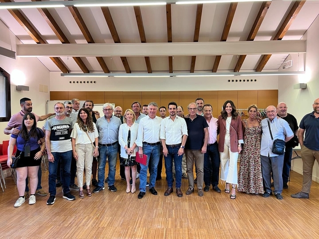 Foto de família d'alguns dels assistents a l'acte polític viladecanenc