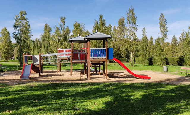Proposen instal·lar sistemes d'ombra en tots els parcs infantils al Prat