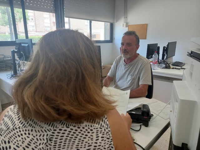 TECNOLOGIA: L’Ajuntament de Viladecans crea un servei d’ajut per a tramitar gestions adreçat a les persones sense coneixements digitals