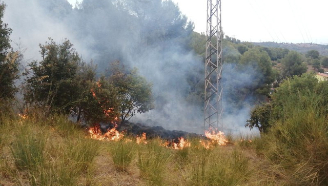SUCCESSOS: Un incendi a Viladecans per l’explosió d’una torre de llum