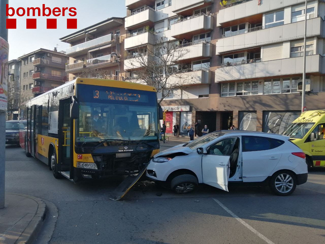 SUCCESSOS: Un accident de trànsit entre un turisme i un autobús a Abrera deixa quatre ferits 