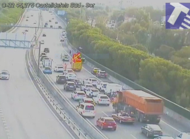 SUCCESSOS: Retencions als accessos a Barcelona i a la C-32 per un accident a Castelldefels