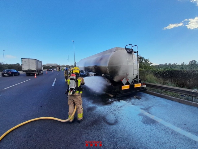 SUCCESSOS: Incendi d’un camió cisterna a l’A-2 a Sant Joan Despí