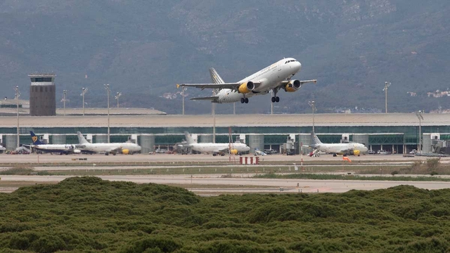 Foment dona 9 mesos per presentar una nova proposta per ampliar l’aeroport