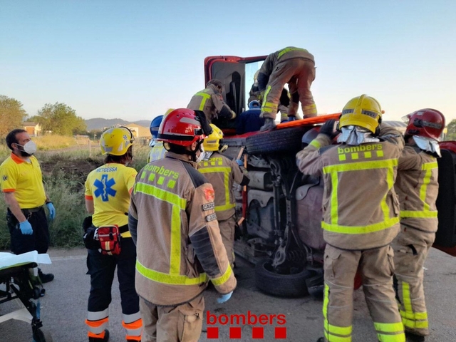 SUCCESSOS: Els Bombers de la Generalitat rescaten un home després de patir un espectacular accident a Gavà