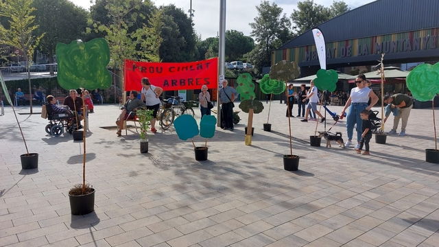 Reclamen més arbres a la plaça de la República de Sant Boi de Llobregat