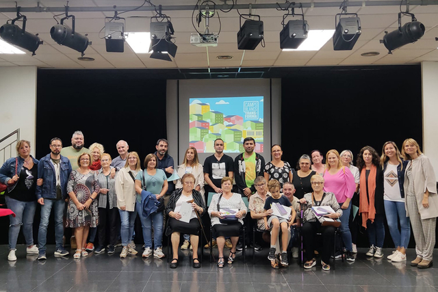 SOCIETAT: Sant Boi encenta el projecte ‘No et desconnectis’ lliurant tauletes a la gent gran del barri de Camps Blancs