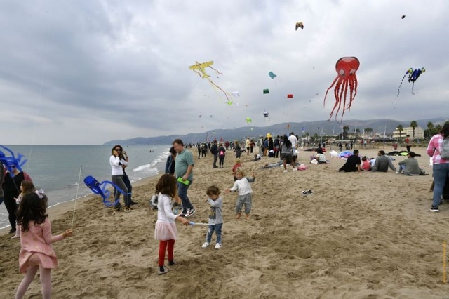 El Festival Estels per la Pau torna a la platja de Castelldefels
