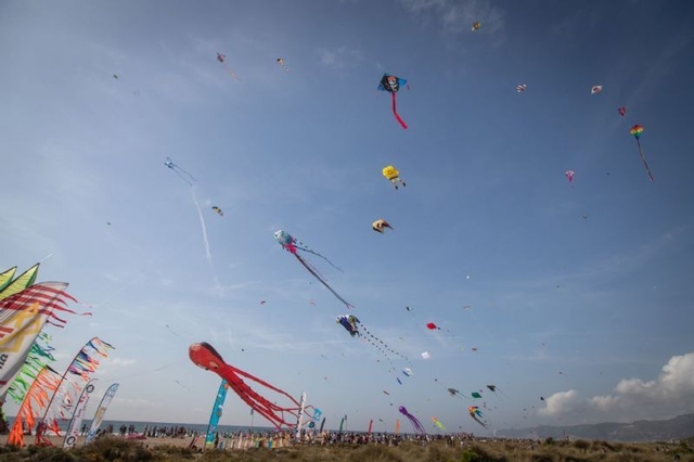Un miler d’estels sobrevolen la platja de Castelldefels
