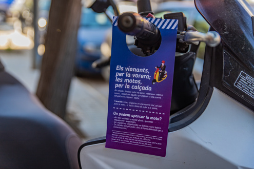 SOCIETAT: La Policia Local del Prat comença a multar les motos i ciclomotors mal aparcats