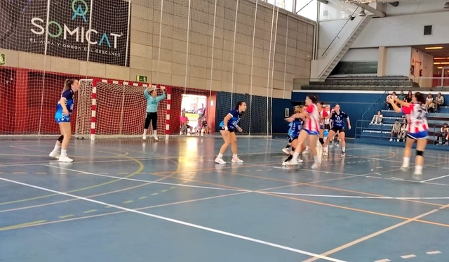 ESPORTS (HANDBOL, DIVISIÓ D’HONOR PLATA FEM.): Les vicentines guanyen el derbi i les santjoanenques al Benidorm