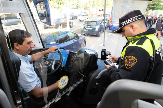 La Policia Local vicentina garanteix la seguretat del transport escolar