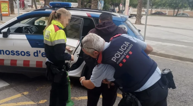 Detenen l'autor d'un robatori amb violència en una benzinera a Gavà