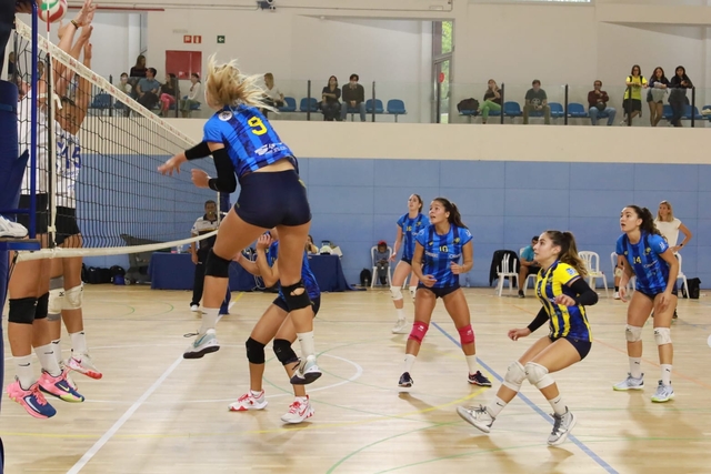 ESPORTS (VOLEIBOL, SUPERLLIGA 2 FEMENINA): Còmoda victòria espluguina a casa