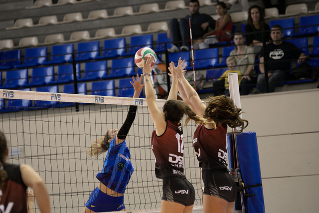 ESPORTS (VOLEIBOL, SUPERLLIGA 2 FEMENINA): El CV Esplugues cau davant el líder