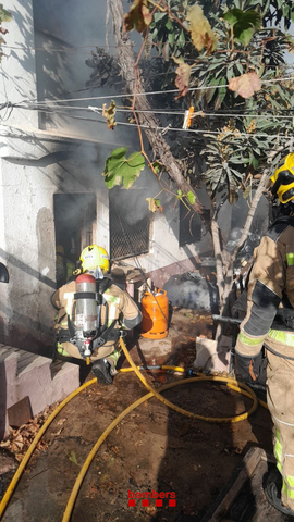 SUCCESSOS: Un incendi en un habitatge de Pallejà afecta el soterrani i la zona de barbacoa