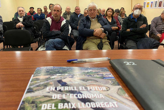 Els signants critiquen que es vulgui incrementar la superfície protegida en més de 1.000 hectàrees quan la Generalitat fa temps que va "oblidar" àmplies zones del delta del Llobregat 