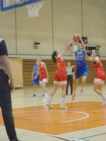 ESPORTS (BÀSQUET, LF2): Victòria viladecanenca en el derbi comarcal