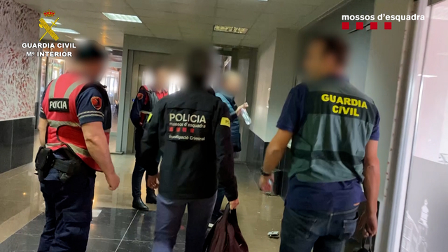 Moment de la detenció a l'aeroport del Prat