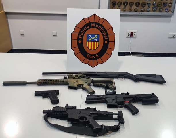 SUCCESSOS: La Policia Local de Gavà requisa diverses rèpliques d’armes reals