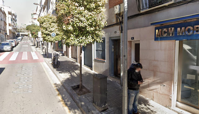 SUCCESSOS: Uns veïns retenen un lladre que va caure per les escoles mentre fugia després de ser sorprès intentant robar en un pis