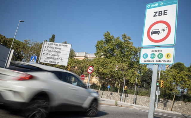El cas concret de Barcelona i la seva àrea metropolitana i Madrid va començar a prendre força l'any 2017, quan la Comissió Europea va advertir Espanya a través d'un 'avís motivat' que portaria els incompliments sobre la qualitat de l'aire