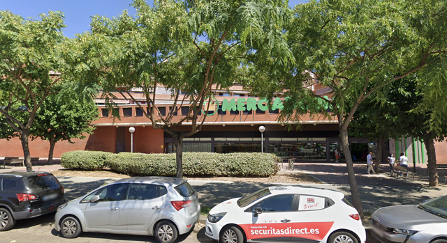 SUCCESSOS: Detingudes al Prat dues persones per robar amb violència en un supermercat
