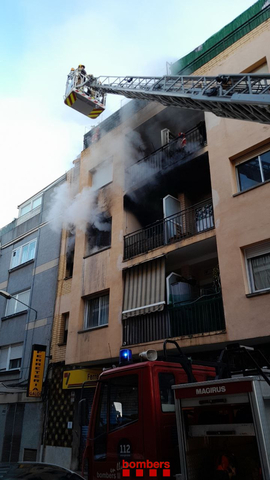 SUCCESSOS: Un incendi en un pis a Sant Boi de Llobregat confina els veïns en el seu domicili