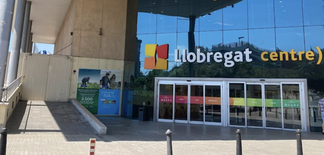 Amb la seva inauguració l’any 1994, una època en què no es coneixien centres comercials d’aquesta categoria i envergadura, el Llobregat Centre es va convertir en un referent per a la ciutat i també per als municipis veïns