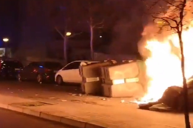 SUCCESSOS: Cremen tres contenidors a la via pública al Prat de Llobregat